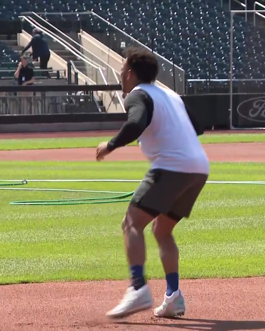 Jorge Polanco runs from first to third
