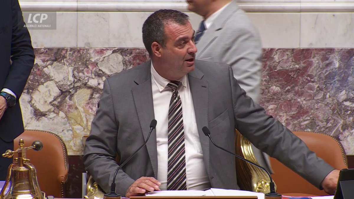 "Je vous informe que normalement la température va monter dans cet hémicycle": le président de séance Christophe Blanchet explique qu'il y a "un problème de climatisation à l'Assemblée nationale"