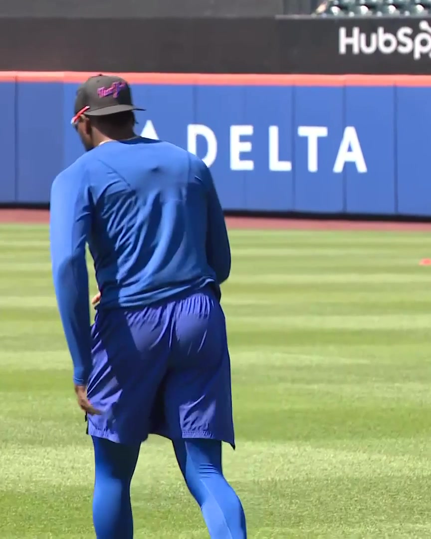 Luis Robert Jr. does some running