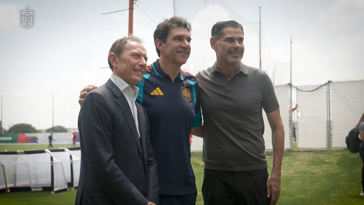 ¡𝗨𝗻𝗮 𝘃𝗶𝘀𝗶𝘁𝗮 𝗺𝘂𝘆 𝗲𝘀𝗽𝗲𝗰𝗶𝗮𝗹! Emilio Butragueño y Fernando Hierro, históricos mundialistas de la Selección Española Masculina de Fútbol, nos visitan en el entrenamiento oficial en Guadalajara. Siempre es un placer veros 🤗 #VamosEspaña | #CopaMundialFIFA