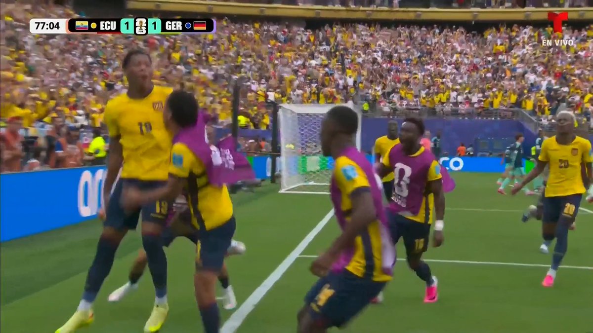 ¡¡¡LOCURA TOTAL!!! ¡¡¡GOL DE ECUADOR!!! ¡¡¡GOL DE ECUADOR!!! ¡Gonzalo Plata! Remata en un tiro de esquina y hace un gol HISTÓRICO, ¿El de la clasificación? ¡POR AHORA SUEÑAN! La selección ecuatoriana remonta, ya vencen 2-1 a Alemania.