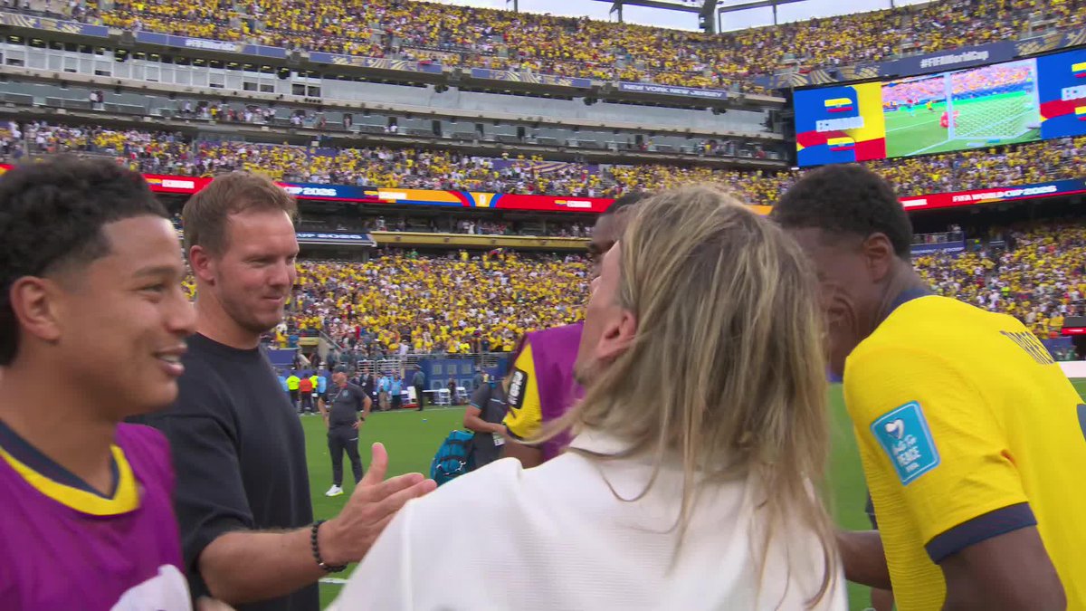 GRAN GESTO DE NAGELSMANN: el DT de Alemania se metió en medio de los festejos de Ecuador y buscó a Beccacece para felicitarlo. ⚽ #ESPNMundial 📺 Mirá los mejores partidos de la #FIFAWorldCup por ESPN, en el Plan Premium de #DisneyPlus