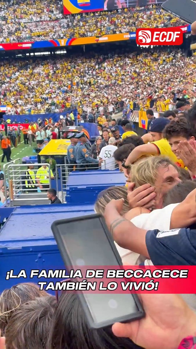 🇪🇨 ¡UN FESTEJO QUE EMOCIONA🥳 🥹La familia de Sebastián Beccacece vivió con mucha emoción el gol de la clasificación de #LaTri. 🫂Un abrazo lleno de alegría que refleja la ilusión de todo un país por seguir soñando en la Copa del Mundo 2026.