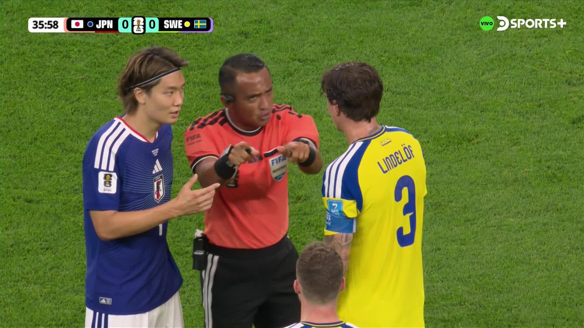 MUCHACHOS, YA TOMARON AGUA Iván Barton advirtió a los capitanes de Japón y Suecia que no podían hidratarse mientras atendían a Hien. #MundialEnDSPORTS #FIFAWorldCup