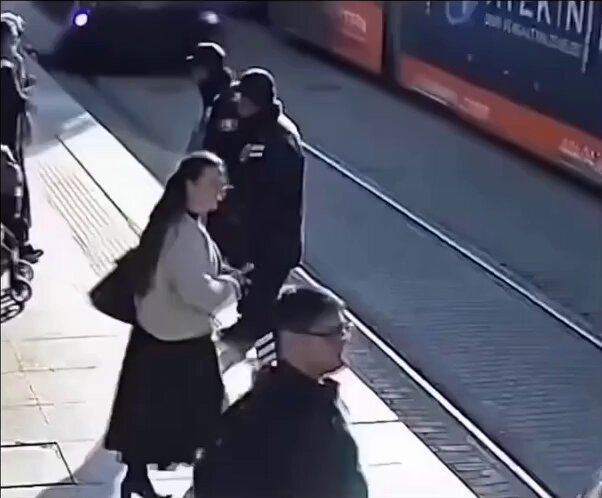 İşte bu yüzden asla yürürken telefon kullanmamalısınız.