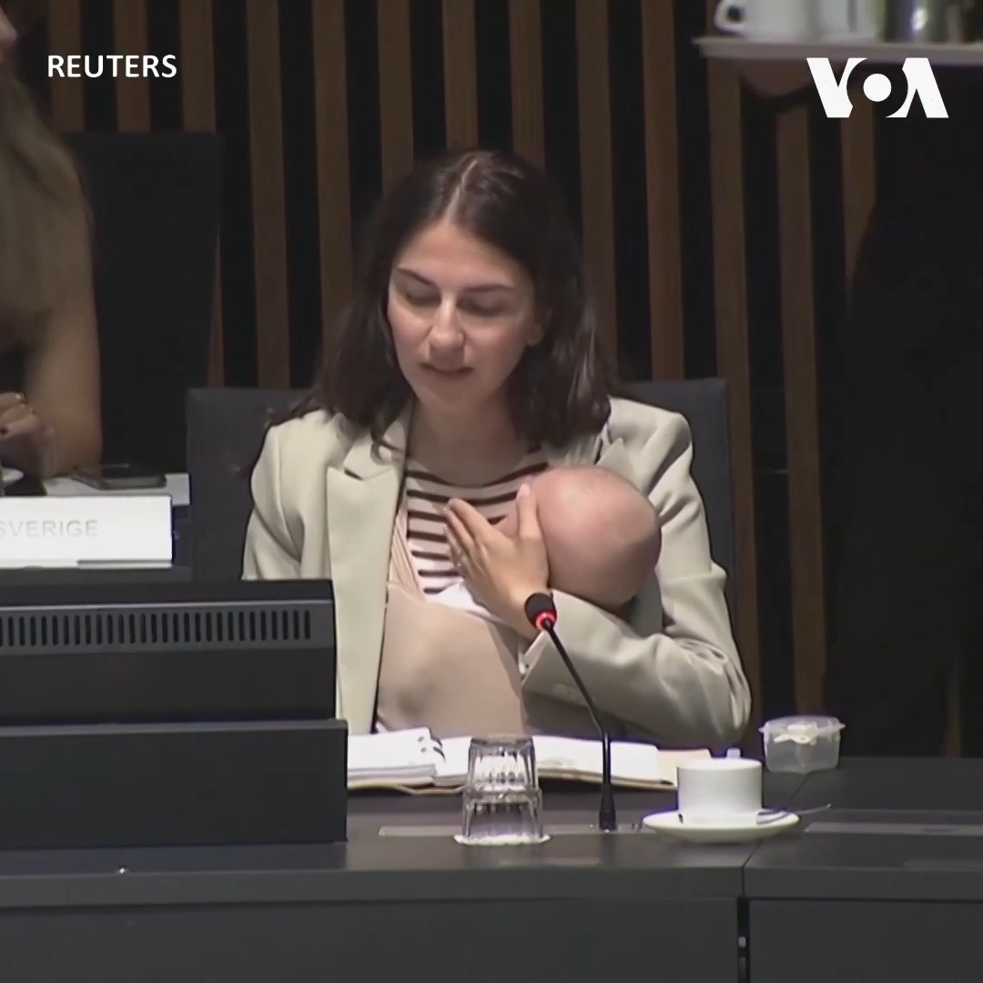 欧盟各国6月25日就气候变化政策展开讨论时，瑞典气候大臣罗米娜·普尔莫赫塔里带着三个月的儿子亚当出席了会议。她这样做是为了引发人们关注育儿假政策的重要性，让女性无需在工作与家庭之间做出艰难抉择。欧盟理事会官员说这是该机构历史上首次有婴儿列席部长级会议。 更多：