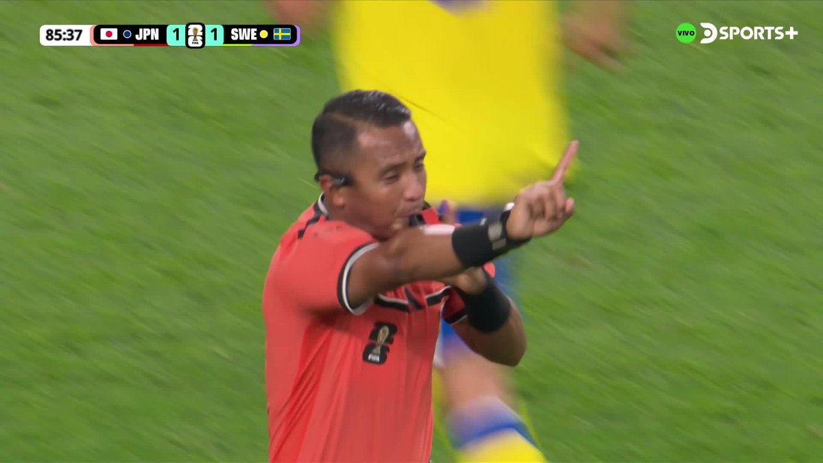 ES QUE ME DIO SED Barton nuevamente le advirtió a los jugadores de Japón y Suecia que no podían tomar agua mientras atendían a Lindelöf. #MundialEnDSPORTS #FIFAWorldCup