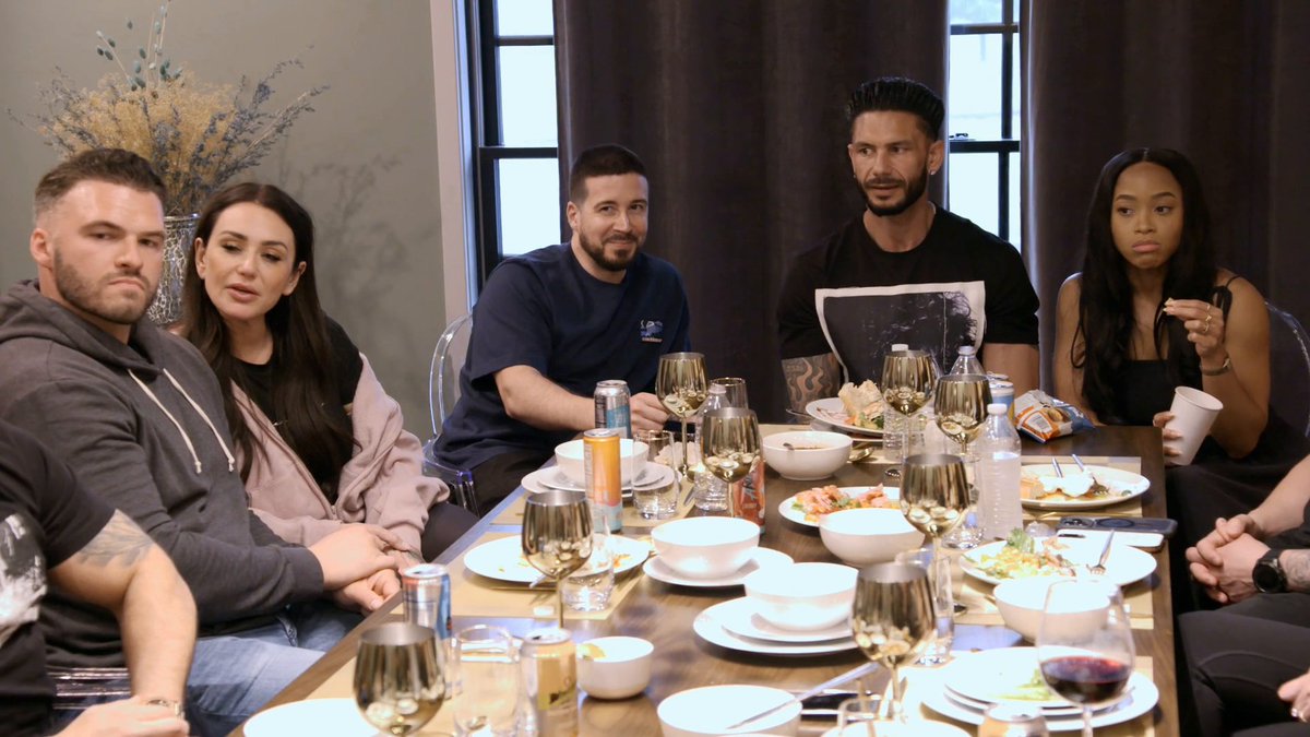 Welp... that was... AWKWARD! 👀😬 What was your favorite moment from tonight's episode? ⬇️ #JSFamilyVacation