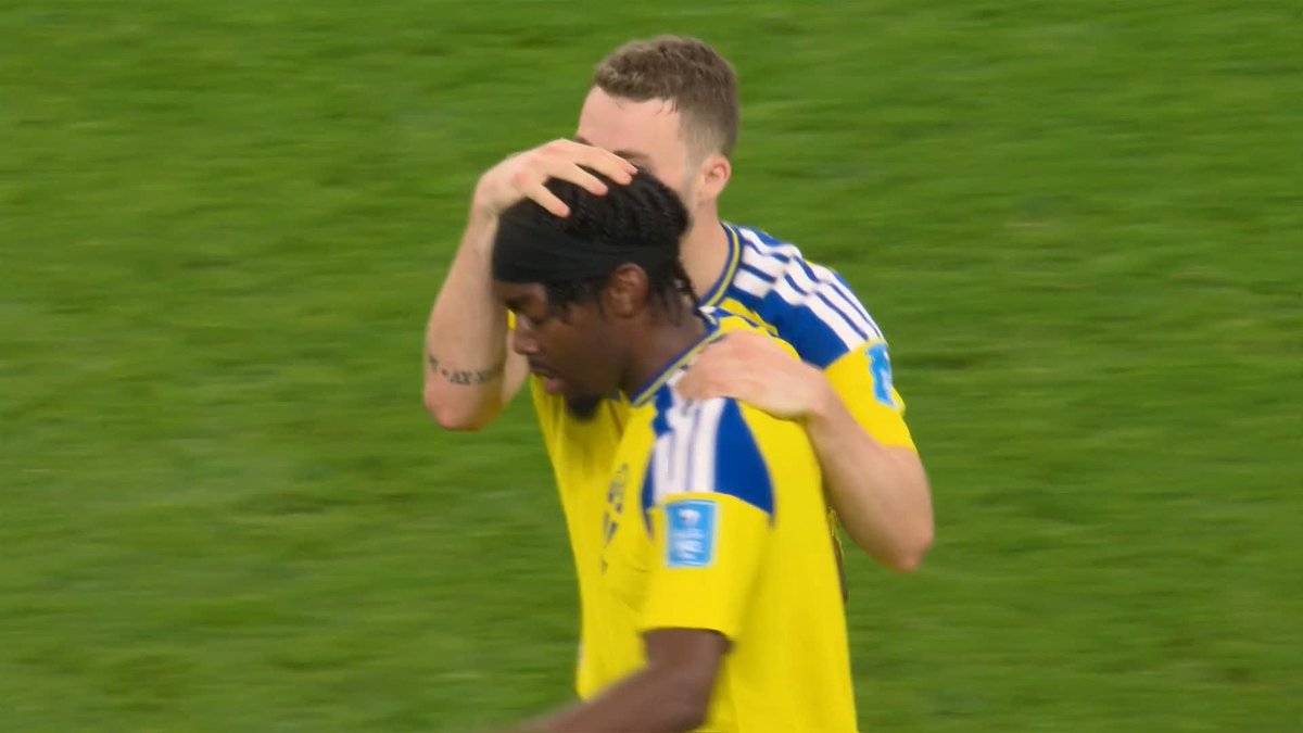 Look at THAT curl Anthony Elanga put Sweden back on terms in a crucial final group stage match against Japan and what a way to do it 😲