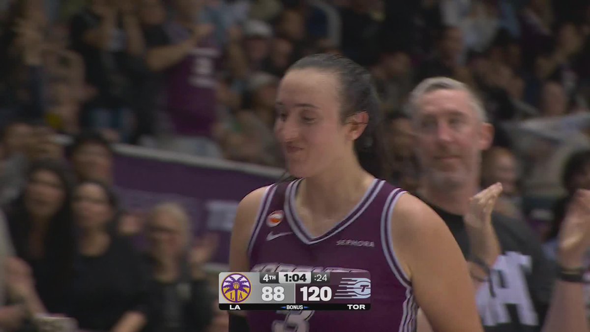 MARINA MABREY TIES THE WNBA SINGLE-GAME SCORING RECORD 🔥 Standing ovation in Toronto as she subs out on her historic night 👏
