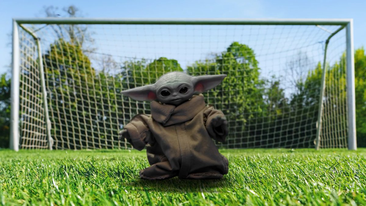◤ ⚽️なかよくサッカー💫 “攻める”アンゼランと“守る”グローグー◢ ⠀ 上手にできるかな・・❔ ⠀ 『スター・ウォーズ／ マンダロリアン・アンド・グローグー』 大ヒット上映中🎬