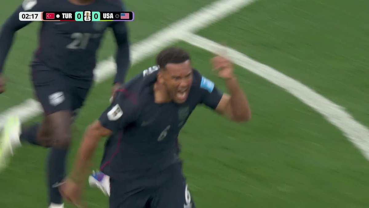 ¿EL EQUIPO SENSACIÓN? Gran córner de Berhalter y fierrazo de Trusty, para que Estados Unidos se ponga 1-0 ante Turquía en tan solo 2 minutos de juego. ⚽ #ESPNMundial 📺 Mirá los mejores partidos de la #FIFAWorldCup por ESPN, en el Plan Premium de #DisneyPlus