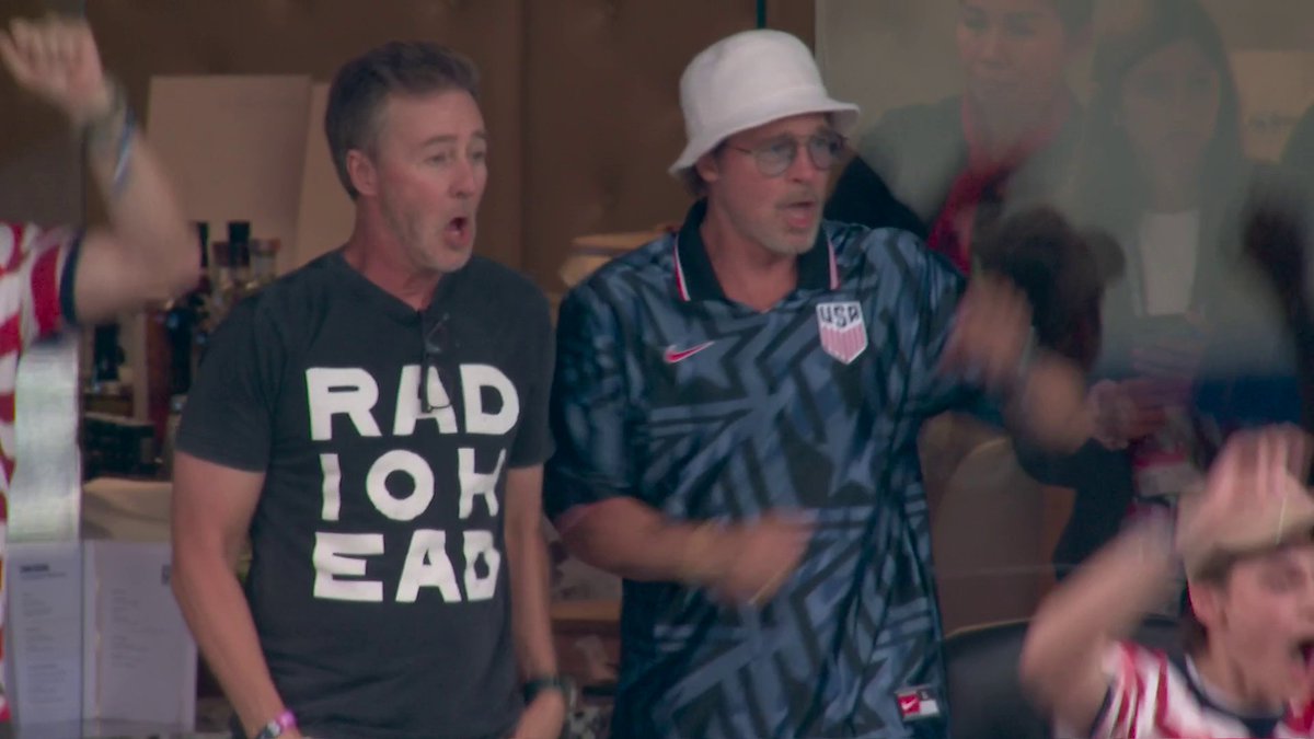 🎬 😱¡HOLLYWOOD VIBRÓ CON EL U.S. Soccer Men's National Team!🇺🇸 Brad Pitt😎 y Edward Norton🤩 festejaron con todo el gol que abrió el marcador ante Turquía. La cara de Norton no tiene precio😂 ¿Qué título le pondrías a la reacción de estos actorazos? 👇 📺 Disfruta de toda la Copa Mundial de la FIFA 2026 por Telemundo y Peacock. #MundialTelemundo #FIFAWorldCup #Somos26 #USMNT #USMNTvsTurquia