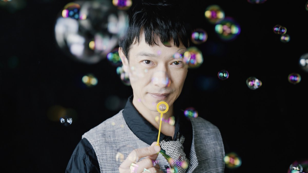 ⋱2026年10月 PARCO劇場にて上演⋰ 舞台『#スリーゴースト』 ティザー動画 & 出演者の皆さんよりコメント到着！ 🎦全編はYouTubeよりご覧いただけます。 ▼公演の詳細はこちら 🔗 作：サイモン・スティーヴンス 翻訳：広田敦郎 演出：ショーン・ホームズ 美術・衣裳：ジョン・ボウサー 出演：堺雅人 倉科カナ 伊勢佳世 迫田孝也 sara 小日向星一／高畑淳子 段田安則 ▼Schedule 東京：10月6日(火)〜27日(火) PARCO劇場 岡山：11月6日(金)～8日(日) 岡山芸術創造劇場ハレノワ 中劇場 大阪：11月12日(木)～23日(月祝) SkyシアターＭＢＳ 愛知：11月27日(金)～29日(日) 穂の国とよはし芸術劇場PLAT 主ホール 宮崎：12月3日(木)～6日(日) メディキット県民文化センター (宮崎県立芸術劇場) 演劇ホール 福岡：12月10日(木)～13日(日) J:COM 北九州芸術劇場 大ホール