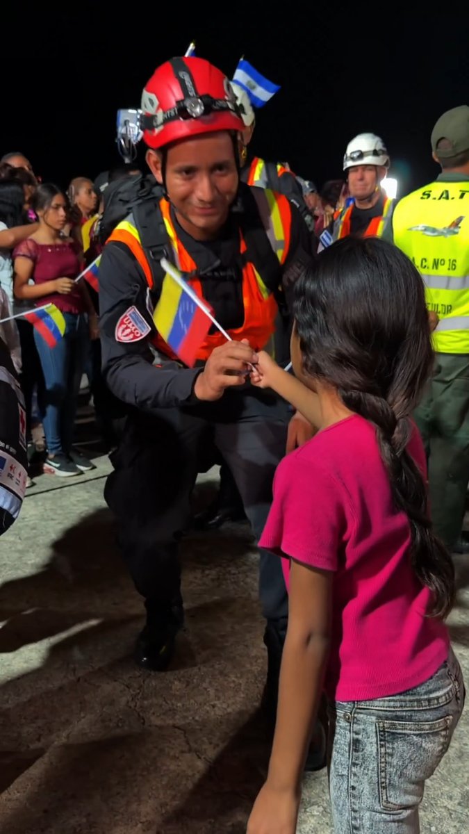 Ya se encuentra en tierra venezolana el primer avión. El segundo va en camino y, en unos minutos, despegará el tercero. Nuestro personal en el lugar nos informa sobre las necesidades que enfrentan en Venezuela. Hace falta mucho más equipo, por lo que hemos decidido incrementar la ayuda y enviar 3 aviones más, con personal, equipo e insumos. En total, serán 6 aviones, 300 rescatistas y 150 toneladas de equipo e insumos. Primero Dios, podamos rescatar muchas vidas y apoyar a quienes más lo necesitan. Fuerza Venezuela 🇸🇻🇻🇪