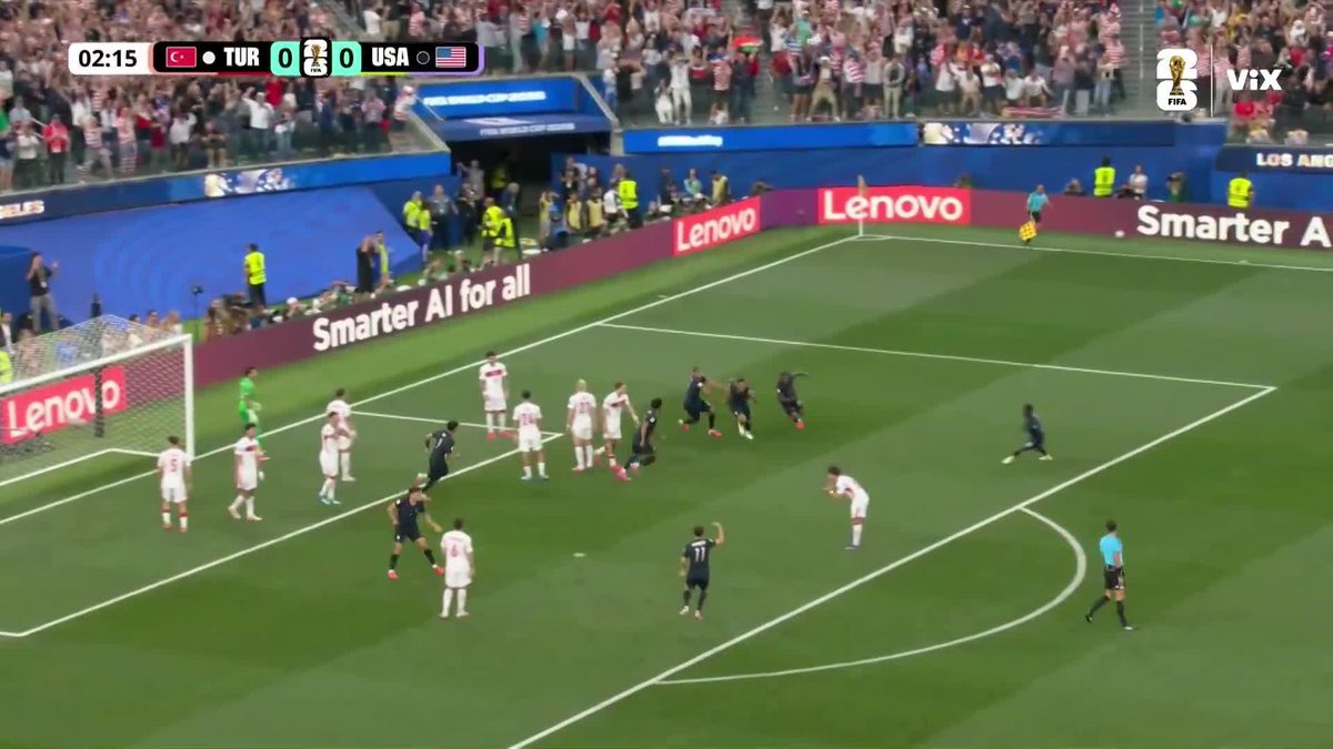 El debut de Alejandro Zendejas en el Mundial, miren cómo voltea al cielo para darle las gracias a Dios y escuchen cómo se pone feliz la afición🇺🇸❤️ Más que merecido✨🦅