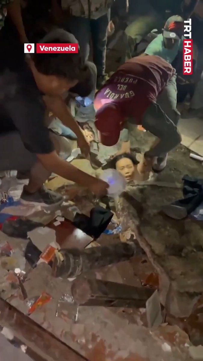 Venezuela’da meydana gelen depremde yıkılan evdeki bir kadın enkazdan sağ çıkarıldı.