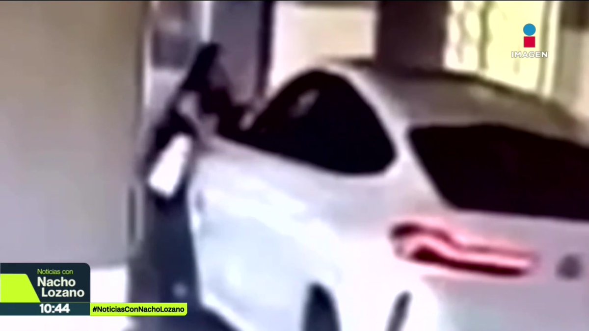 Un hombre atropelló a su esposa en un estacionamiento y trató de hacerlo pasar como un accidente en Santa Catarina, Nuevo León. Días después, ella murió y cámaras de seguridad revelaron lo que realmente pasó. Esta es la historia: Nacho Lozano #NoticiasImagen