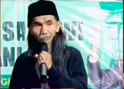 Kenapa tangannya 🙏 begini? Jangan sampai lupa, kiri dan kanan disatukan menjadi 10 10, kosongnya dunia, yang 1 Al..? Allah Dibuka 5 yaitu duhur ashar magrib isya su...buh Digabungkan semua menjadi.. huruf berapa? Ini berapa? Ini lho, piro? 18, Niki? Dijumlah? 99! Berarti 100 sama kamu. Kalau kamu tidak bisa membaca 100, kiamat ini.