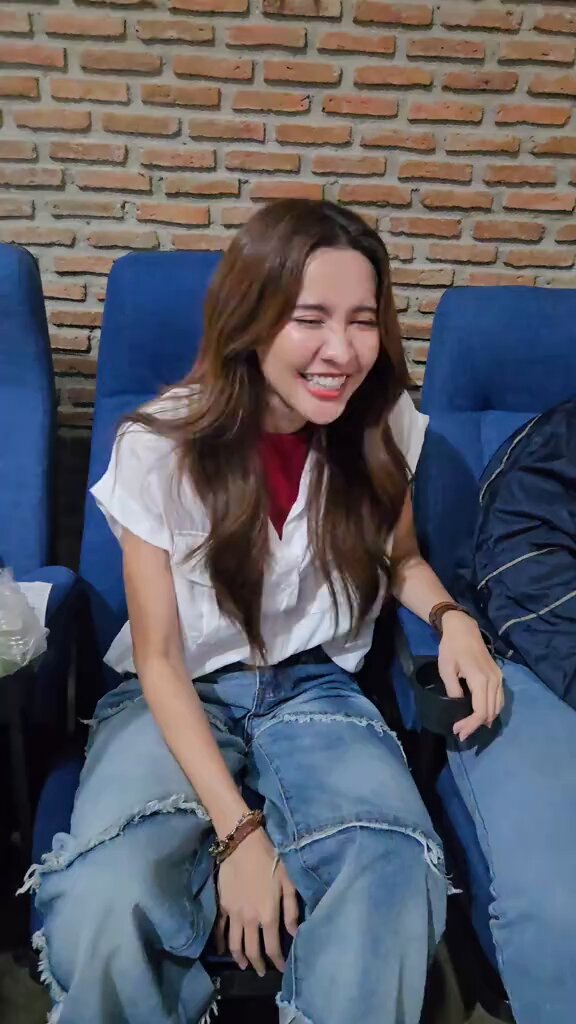 วันนี้พี่ ๆ สื่ออาจจะได้ประหยัดเก้าอี้ นะคะ เพราะน้องเค้านั่งเก้าอี้แค่ตัวเดียวค่ะ 🫠🫠 ปล. ขออนุญาตรีรันคลิป ^^ #โซ่รักอัคนี #น้ำหนึ่งเนย #4Elements #บ้านวาทินวณิช #NorthStarEntertainment #Ch7HD