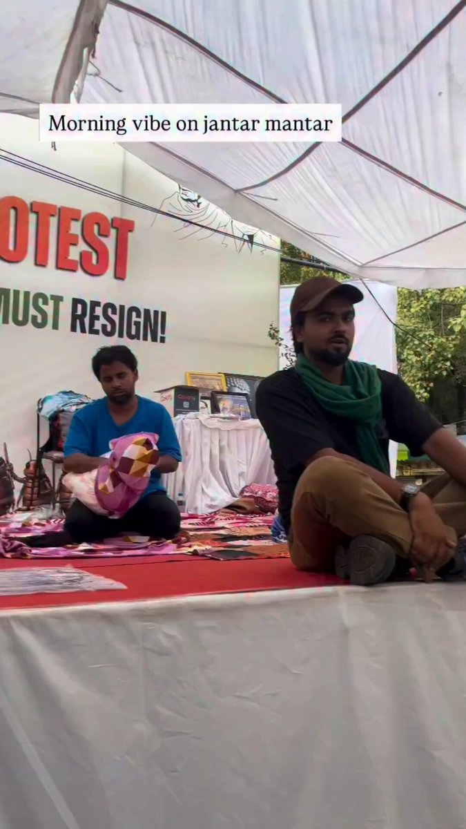 Heard that even Abhijeet Dipke now shows up at the protest only during the evening peak hours or around breakfast and lunch time. The rest of the day, it's just these unemployed guys sitting at the CJP protest. This is what the protest looked like this morning. Everyone went back home at night. They'll probably return only during peak hours... or when it's time to eat. 🤣