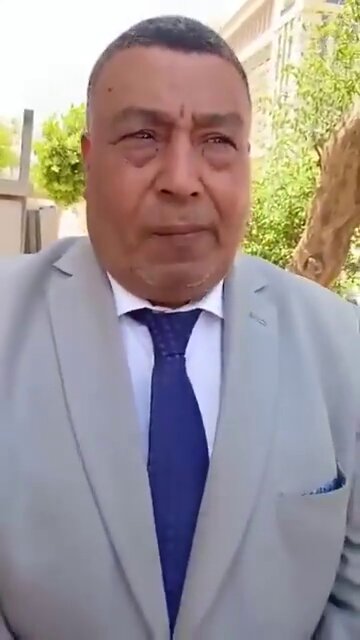 الغباء جريمة، يجب العقاب عليها… البائع: نصّابون مصريون (منهم ٦ محامين) المشتري: مواطن كويتي. المبيع: قصر في #القاهرة. المالك: السفارة السعودية. لحظة الصدمة: المشتري ذهب ليستلم القصر، فمنعه الحرس. تشاجر معهم، ثم طلب من الشرطة تمكينه من استلام القصر، ليكتشف أن ملايينه قد تبخّرت!