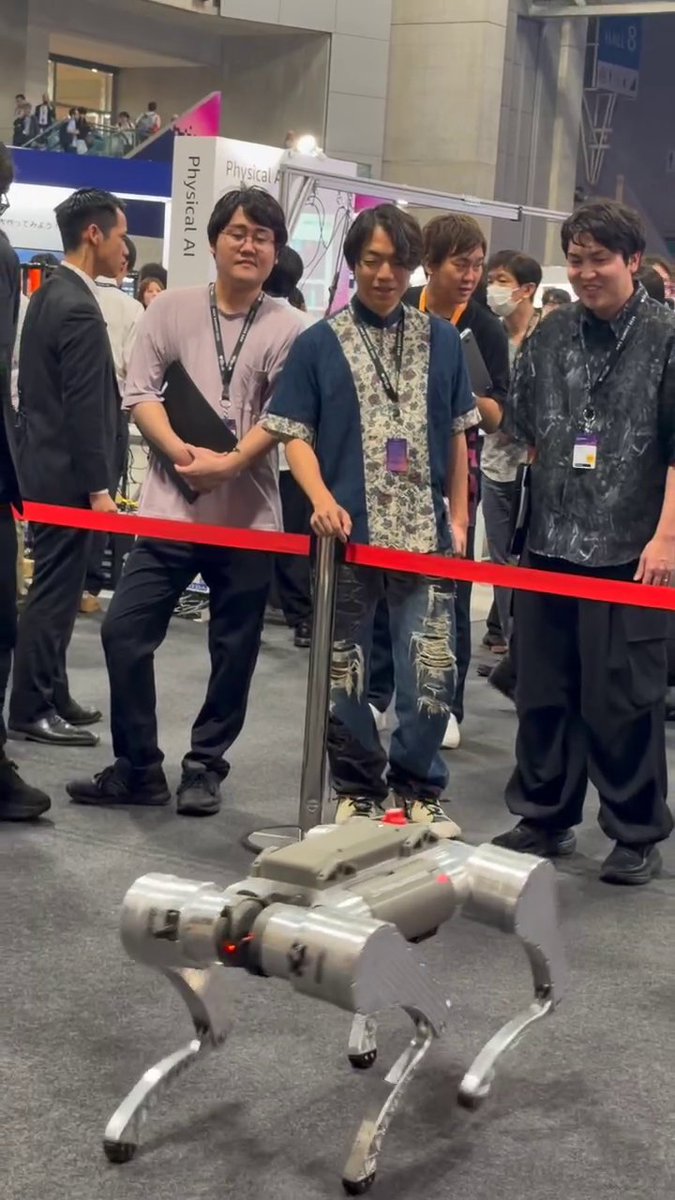 押されても倒れない 4 本脚のロボットが歩き回っています🤖 #AWSSummit