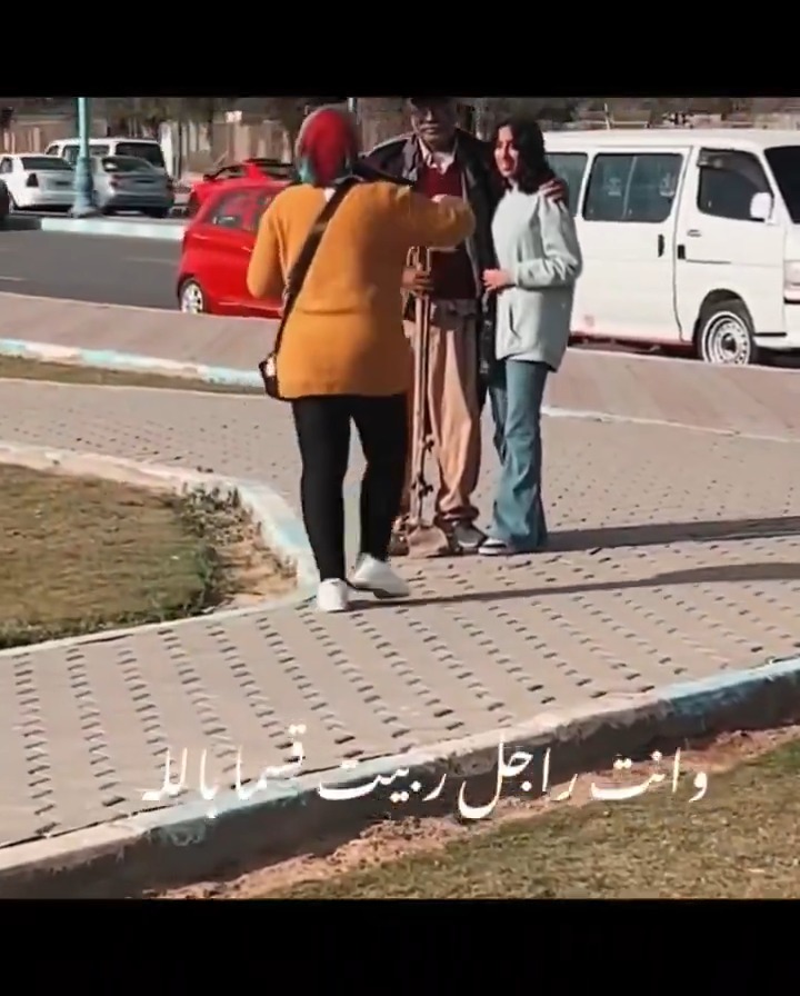 #سلسلة أجمل حاجة هتشوفها النهاردة 🥰 مشهد تمثيلي لأب عامل نظافة وبنته اتخرجت وفرحان بيها.. شوفوا فرحة الناس اللي قاعدين بيها خصوصا الست اللي بتبكي وبتقوم تجيبلهم مشروبات وبتوزعها ❤️
