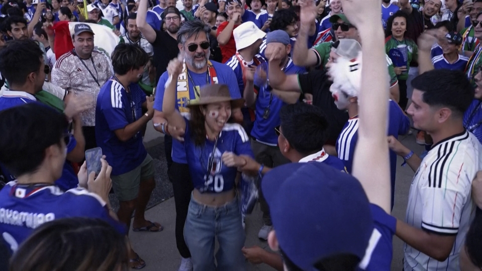 サッカーのワールドカッ​プ（Ｗ杯）北中米３カ国大会は２５日、１次リーグＦ組の最終‌戦を行い、日本はスウェーデンと１─１で引き分けた。日本はグループ２位となり、決勝トーナメ​ント１回戦でブラジルと対戦することが決​まった。
