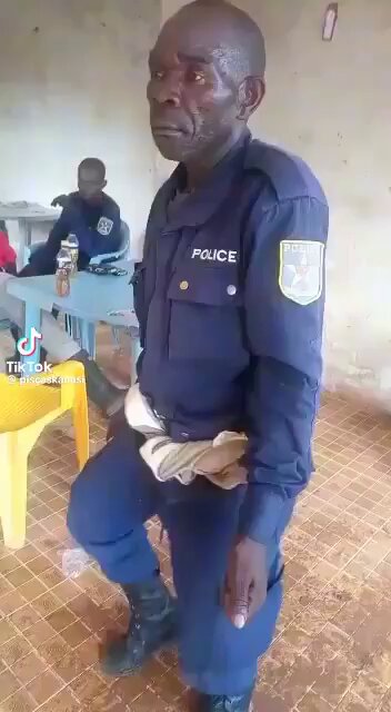 This is a Congolese 🇨🇩 police in Kinshasa. Exactly the kind of police and army America loves too see in Africa and funds. Have a disciplined police and army like Rwanda’s? America won’t like that 😅 They prefer disorganized and incompetent Presidents like Félix Tshisekedi.