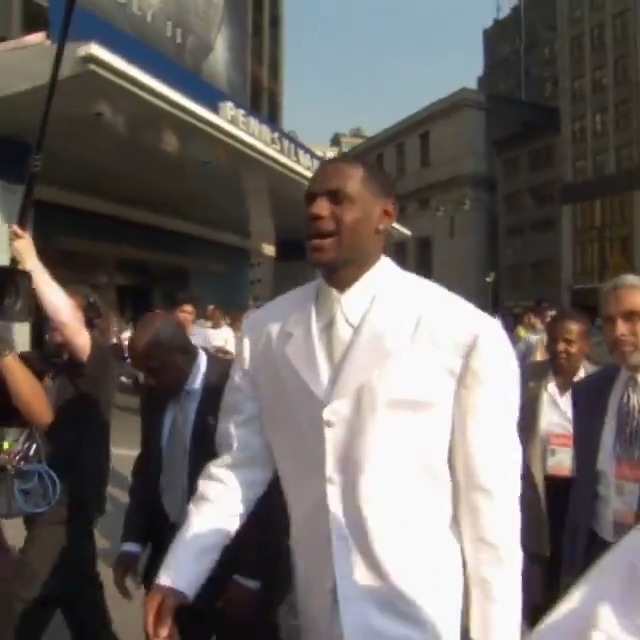 23 yıl önce bugün: Bembeyaz takımlı LeBron James, NBA sahnesine adım attı.