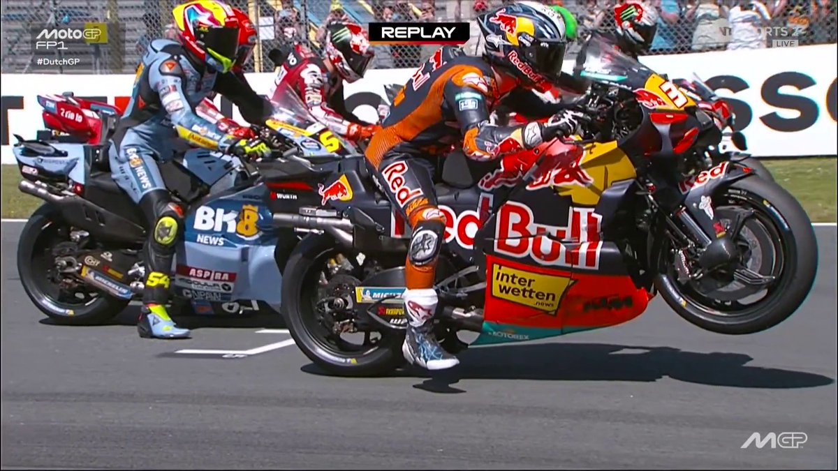 🔥 Dios cómo se levantan todas las motos de adelante ahora. Las pruebas de salida son sin el holeshot están costando un poquito. Esta imagen de Pedro Acosta es ESPECTACULAR. 😍 #MotoGP #DutchGP