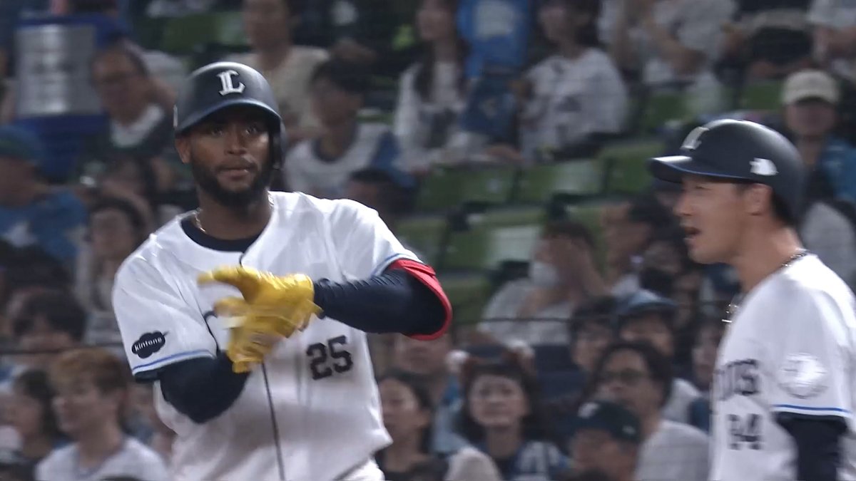 #カナリオ 選手が放った打球が間を抜けてセンターへ! #石井一成 選手が二塁から生還し、試合を振り出しに戻します! #seibulions #打破 #圧倒的至近距離 #プライドシリーズ