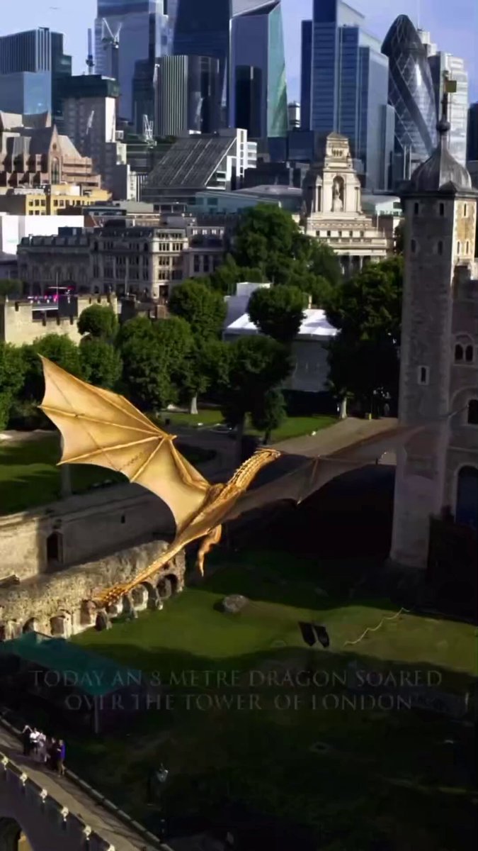 Para celebrar a estreia da 3ª temporada de House of the Dragon, a HBO Max fez um protótipo de 8 metros da Syrax sobrevoar Londres. 🔥