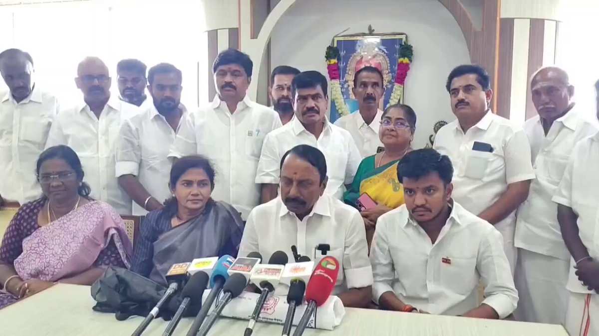 அதிமுகவிலிருந்து நீக்கப்பட்ட பிறகு எனக்கு அமைச்சர் பதவியை வழங்கிய முதல்வர் விஜய்க்கும், கோபிசெட்டிப்பாளையம் மக்களுக்கும் எனது நன்றியைத் தெரிவித்துக்கொள்கிறேன்.👍 அமைச்சர் செங்கோட்டையன்🙏