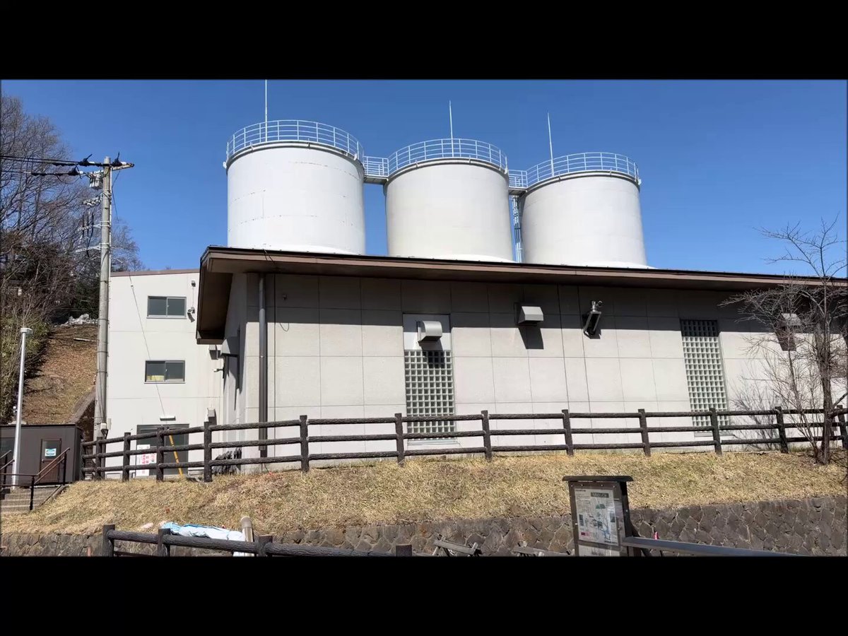 草津温泉の排水はpH2程度の強酸性で、そのまま河川に流れると魚が死んだり農業利用が困難になるため中和処理が実施されている。石灰水を川に流し込み中和処理し中和生成物が品木ダムに流れ込む。その為に品木ダムは定期的に浚渫し処分場に埋めている。年間11億8千万円ほど中和処理事業費用がかかる。