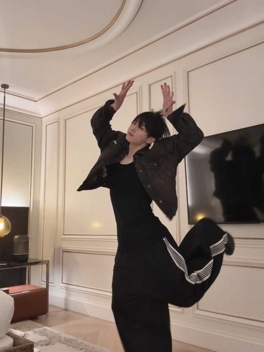 BOM DIA! Jungkook fazendo o challenge de ‘Iconic By Mistake’, a cinturinha 😮‍💨