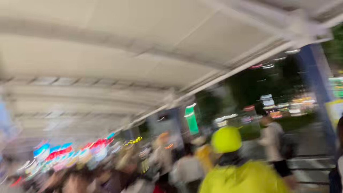 高円寺駅、この雨の中すごい熱気！ 現職の #岸本さとこ 区長続投への期待だ！ でも接戦で厳しい選挙。1人でも多くの知り合いに伝えよう🙏 #杉並区長選挙 #杉並区議補選