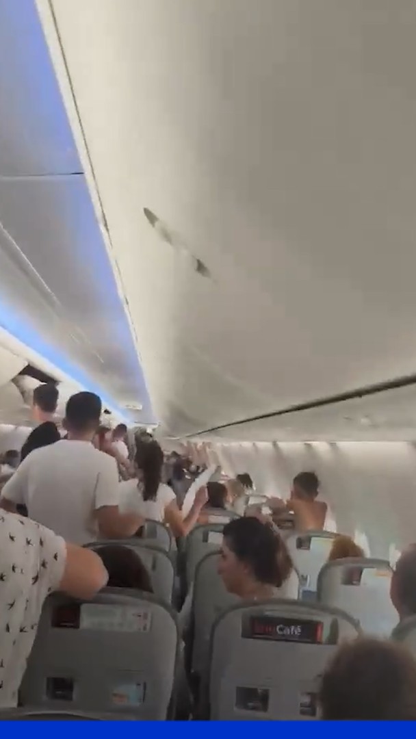 🌡️ Plus de 50°C et des bébés qui s'évanouissent... Ces passagers d'un avion bloqué pendant plus d'une heure sur une piste à Francfort en Allemagne ont vécu un vrai cauchemar