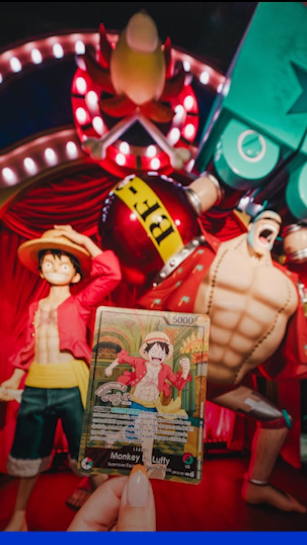Une foule se masse à l'entrée du musée Grévin pour l'ouverture de l'exposition One Piece
