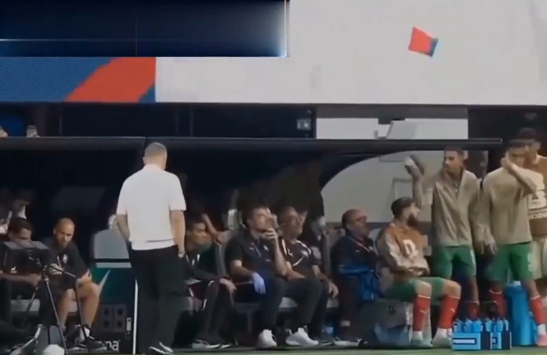 🔴🔴 || لقطة في مقابلة المغرب 🇲🇦 و هايتي 🇭🇹 لم يشاهدها أحد. أوناحي قلل الحياء على الإطار الوطني بشكل غير محترم، حيث كان عز الدين يريد المشاركة في المباراة. أوناحي لم يحترم المدرب حيث يريد الدخول في صلاحياته وهذا الأمر غير مقبول تماما... أوناحي يظن نفسه سوبرمان وهو لحد الآن لم يقدم المستوى المطلوب منذ بداية المونديال. احترام الناخب الوطني ضروري خاصة وأنه لاعب محترف، ومثل هذه التصرفات ستخلق البلبلة داخل النخبة الوطنية.