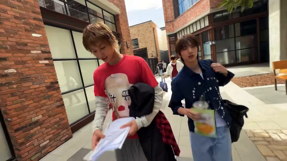 both soulm8z setting up an entire kdrama scene after martin almost dropped his papers and the editors cued the secret garden ost all the way until the end of the video after he sang a bit of it 😭😭