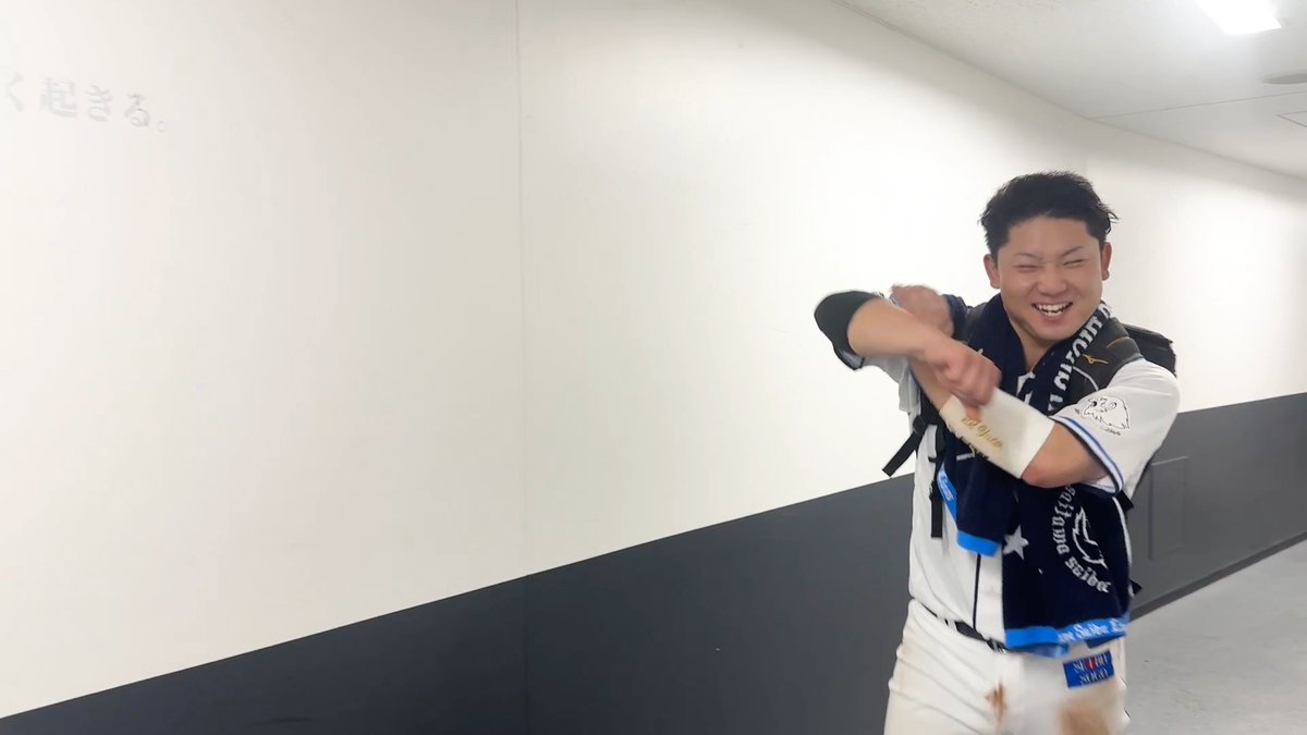 ／ 劇的！サヨナラホームラン！ 勝利のハイタッチ気分！ ＼ 試合を決める一打を放った #カナリオ 選手に祝福ラッシュ！ 久々のホーム試合で、サヨナラ勝利をつかみ取りました！ ▼動画全容はこちら #seibulions #打破 #圧倒的至近距離 #プライドシリーズ