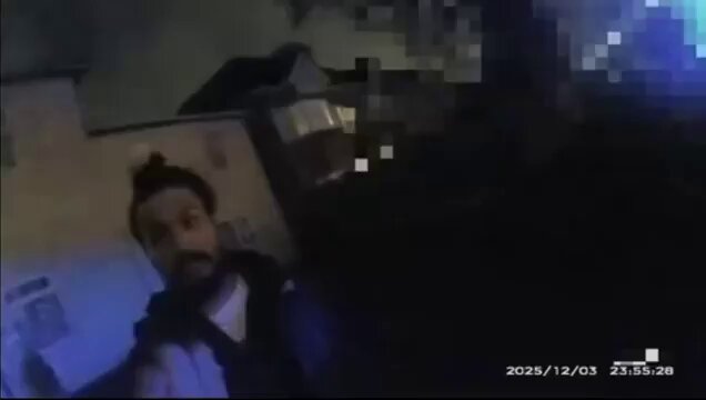 🇬🇧 Nowe nagranie z kamer nasobnych pokazuje, jak Vickrum Digwa, morderca 18-letniego Henry’ego Nowaka, wielokrotnie kłamał policji na miejscu zdarzenia. Digwa twierdził, że to on został napadnięty, a Henry jest „rasistą”, „pijany” i że „nie został dźgnięty”. Policjanci przyjmują bezkrytycznie jego wersję wydarzeń („Wiem, stary”). Opóźni to reanimację i sprawi, że Henry Nowak umrze wkrótce potem.