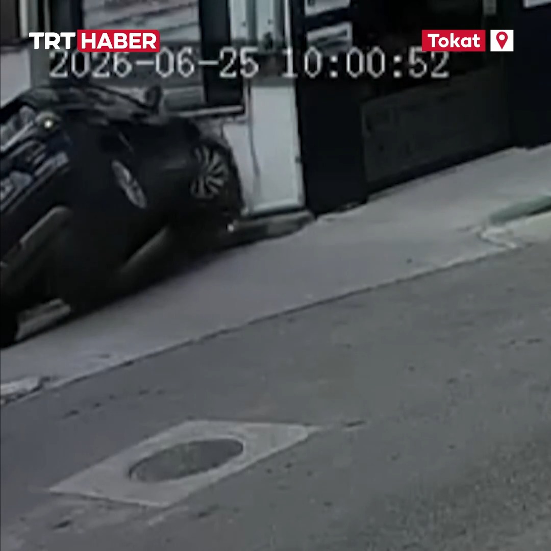 Tokat'ta kontrolden çıkan otomobil, bir iş yerinin duvarına çarparak durabildi.