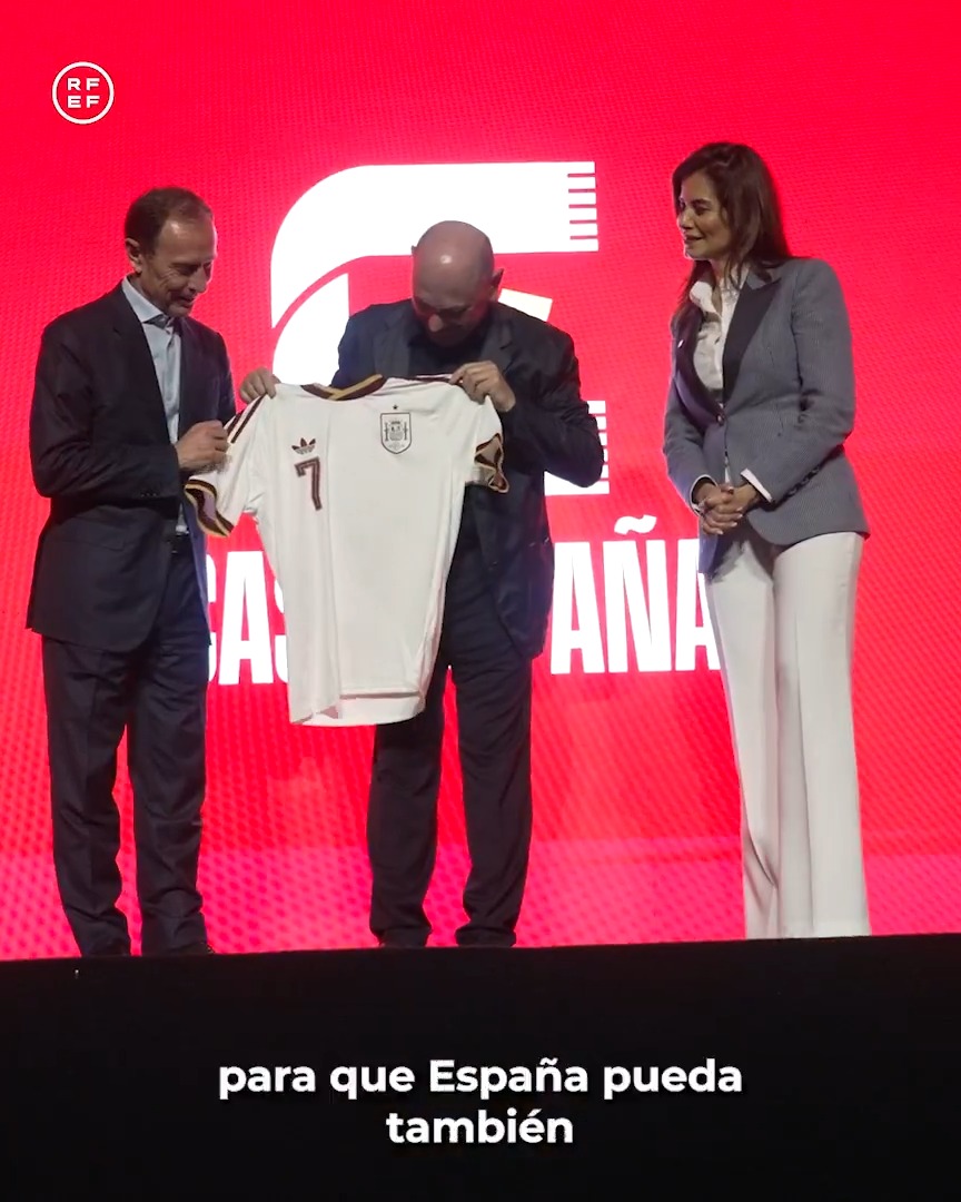 📹 Un mes de junio de 1986, 𝗘𝗺𝗶𝗹𝗶𝗼 𝗕𝘂𝘁𝗿𝗮𝗴𝘂𝗲𝗻̃𝗼 nos emocionó en un Mundial disputado en México. 🇲🇽🇪🇸 40 años después, la estrella histórica de la @SeFutbol ha participado en la inauguración de 𝗖𝗮𝘀𝗮 𝗘𝘀𝗽𝗮𝗻̃𝗮 Guadalajara. #VamosEspaña | #CopaMundialFIFA