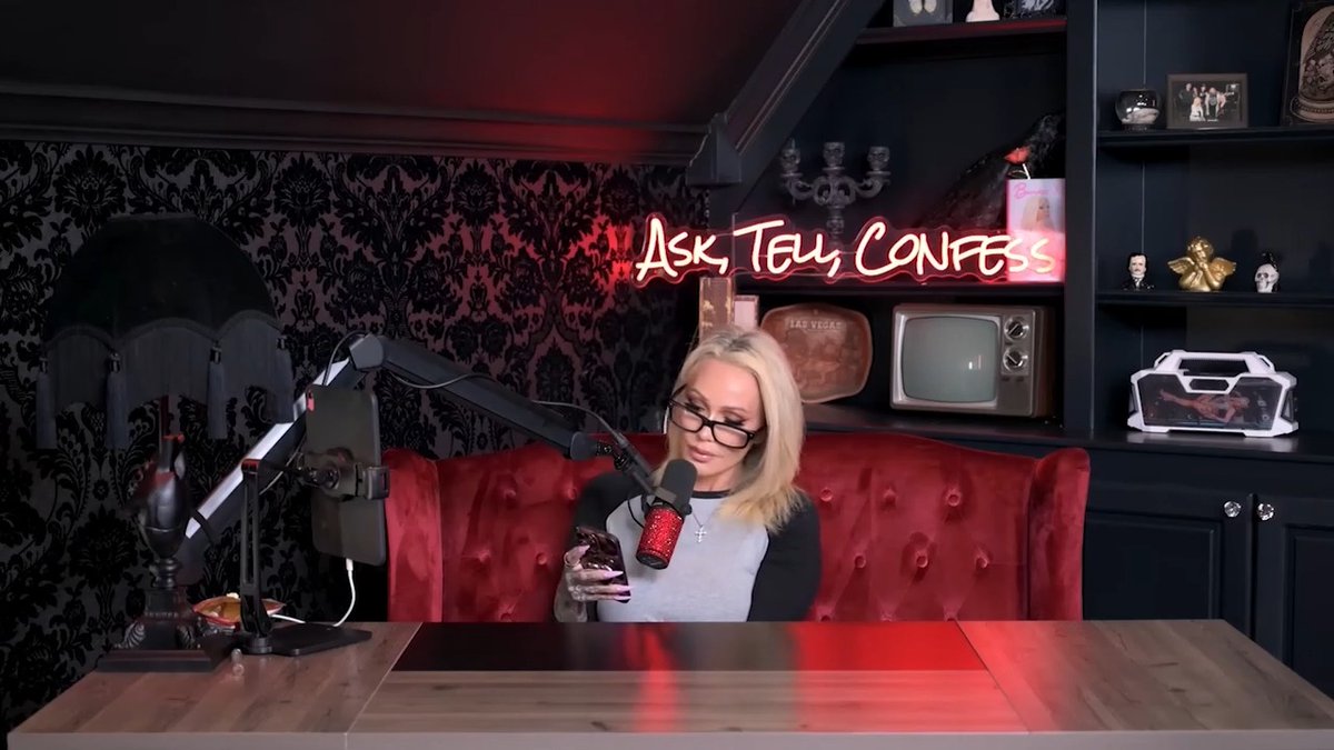 Bunnie XO says Jelly Roll marriage was like being in prison 10 years. 🎥: Dumb Blonde Podcast
