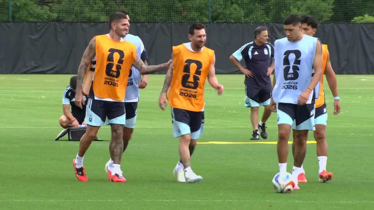 LINDA CLIMA EN LA SELECCIÓN ARGENTINA: Messi bromeando con Rodri De Paul y Paredes. ¡Hasta quedó en el medio de Lea y Licha! ⚽ #ESPNMundial 📺 Mirá los mejores partidos de la #FIFAWorldCup por ESPN, en el Plan Premium de #DisneyPlus
