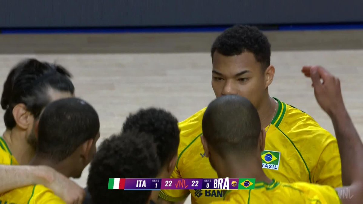 #VNL2026 23-23. 🇮🇹 🇧🇷 Coach calls his number. Francesco Sani steps onto the court… And then THAT happens. 😱 🏐 #BePartOfTheGame #Volleyball