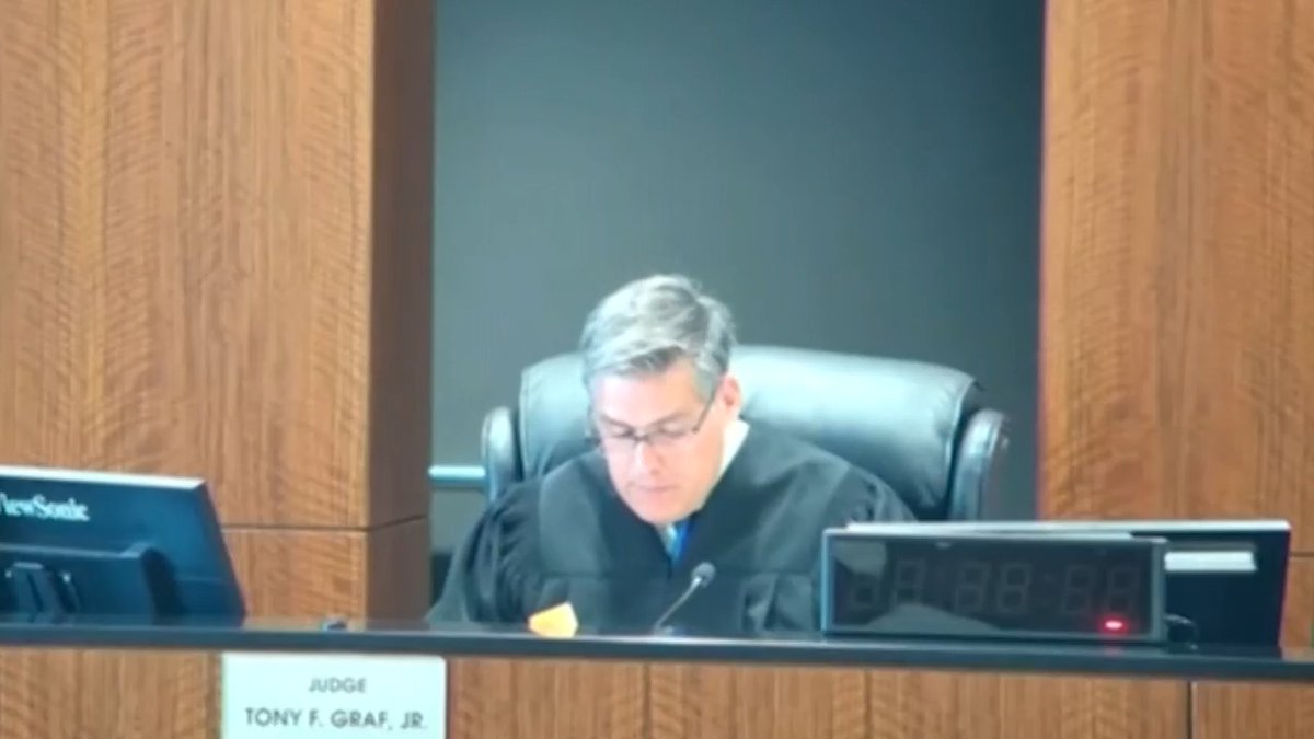 Tyler Robinson still faces the death penalty after a judge finds prosecutor broke gag order.